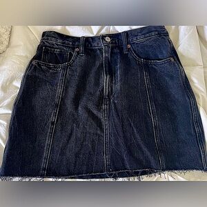 Abercrombie & Fitch Natural Rise Skirt.  Black  size 6/28.  Excellent condition